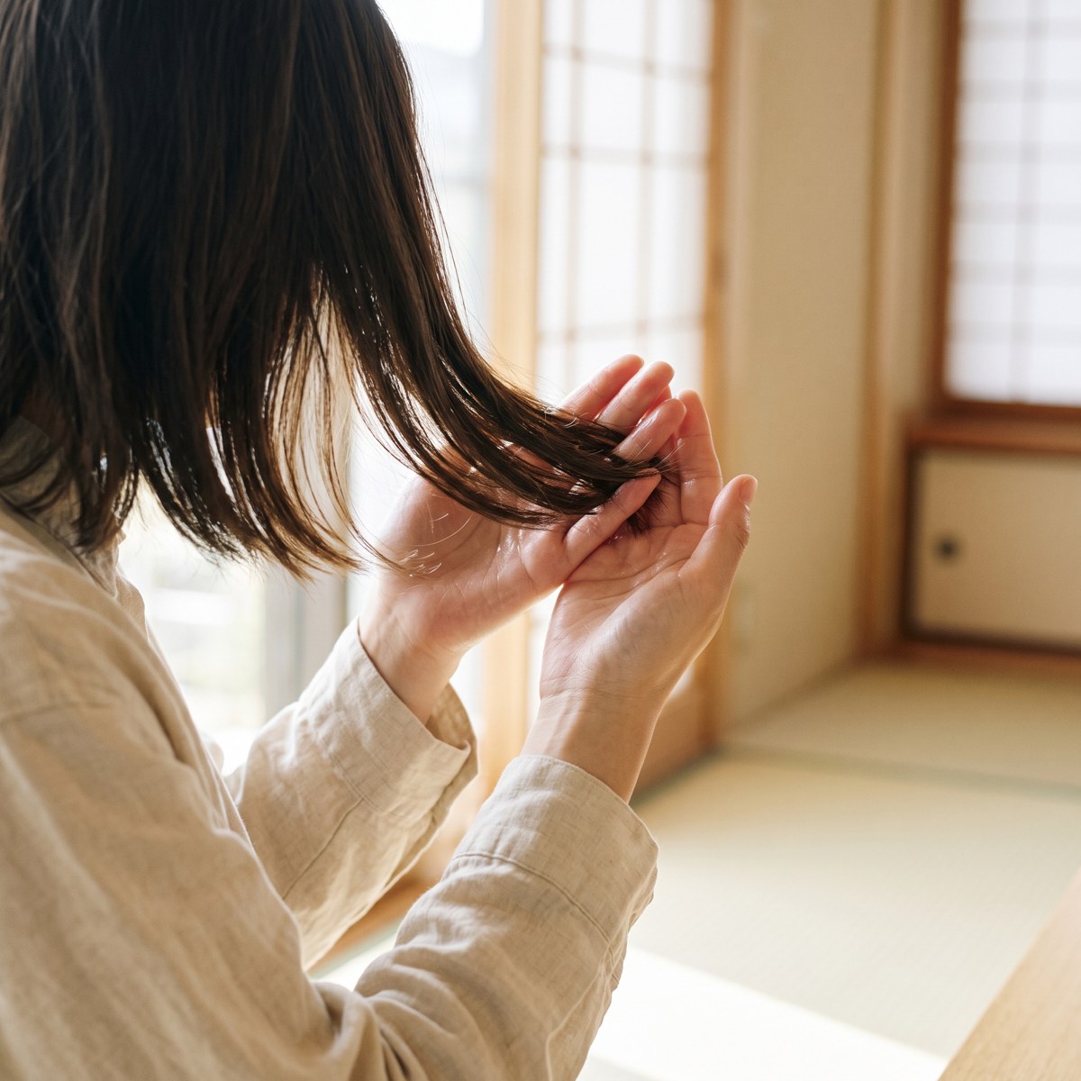 毛先にオイルをなじませる手元